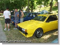 S&aacute;rga aut&oacute;hoz s&aacute;rga napellenz&ouml;